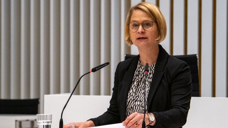 Begrüßung Birgit Hesse, Präsidentin Landtag M-V - Gedenkstunde im Plenarsaal zum Volkstrauertag
